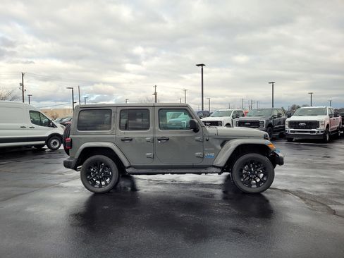 Used 2022 Jeep Wrangler Unlimited Sahara w/ Cold Weather Group image 2