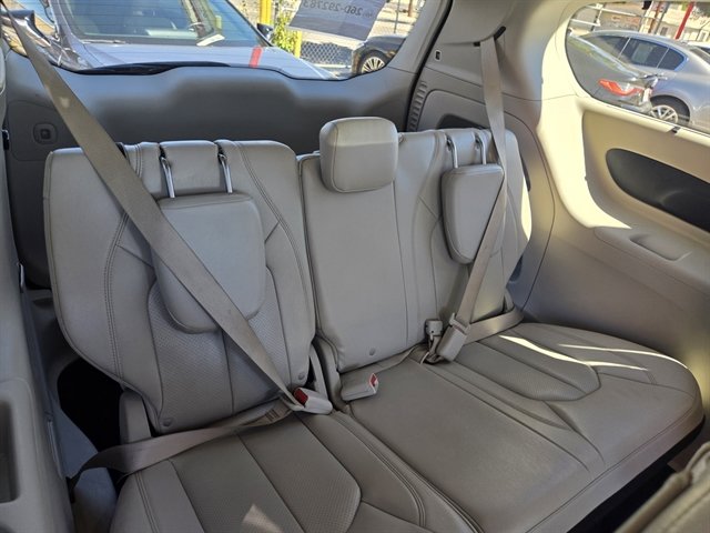 Used 2021 Chrysler Pacifica Touring-L FWD image 11