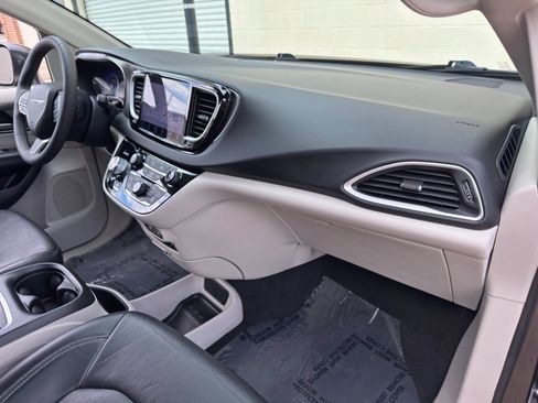Used 2022 Chrysler Pacifica Touring-L FWD image 13