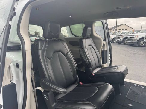 Used 2024 Chrysler Pacifica Touring-L FWD image 37