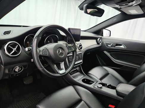 Used 2020 Mercedes-Benz GLA 250 4MATIC w/ Premium Package image 10