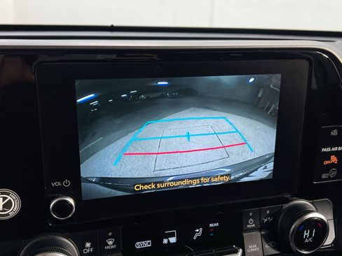 Used 2023 Toyota Highlander LE image 23