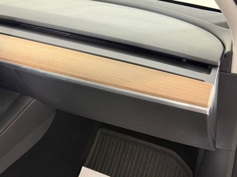 Used 2025 Tesla Model Y Long Range image 30