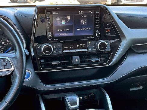 Used 2021 Toyota Highlander XLE image 7