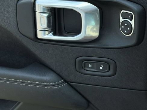 Used 2022 Jeep Wrangler Unlimited Sahara AWD/4WD image 15