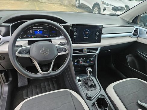 Used 2025 Volkswagen Taos SE AWD/4WD image 16