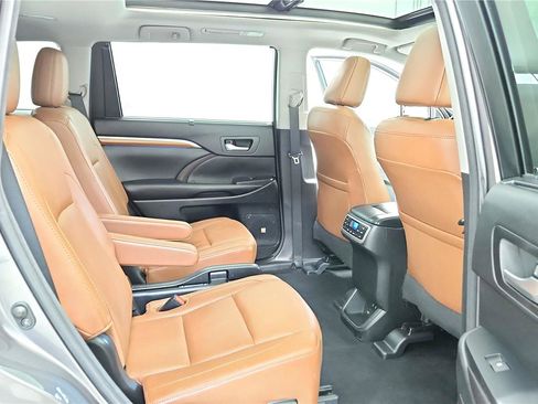 Used 2017 Toyota Highlander Limited Platinum image 19