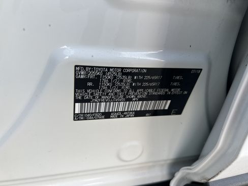 Used 2018 Toyota RAV4 LE FWD image 28