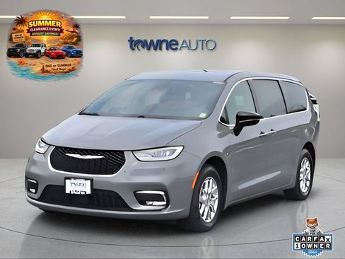 Used 2025 Chrysler Pacifica Select FWD image 1