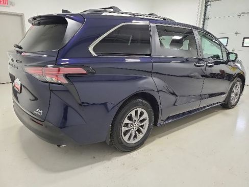 Certified 2021 Toyota Sienna XLE FWD image 8