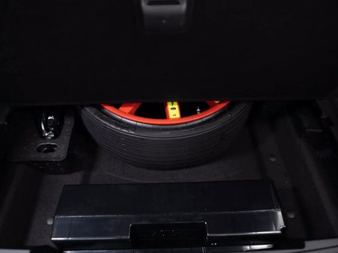 Certified 2025 Porsche Macan image 32