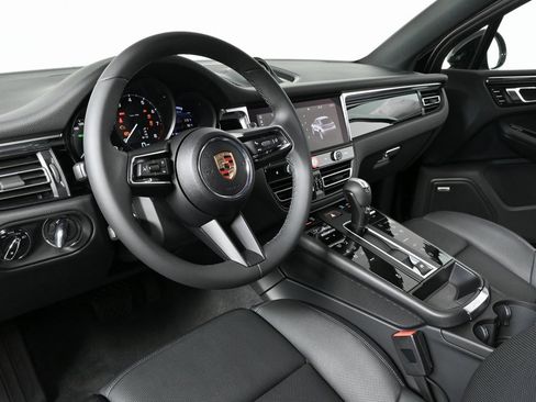 Certified 2025 Porsche Macan AWD image 4