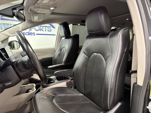 Used 2019 Chrysler Pacifica Limited FWD image 11