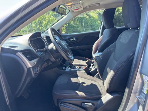 Used 2017 Jeep Cherokee Latitude AWD/4WD image 12