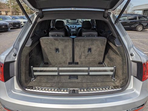 Used 2018 Bentley Bentayga Onyx Edition image 45