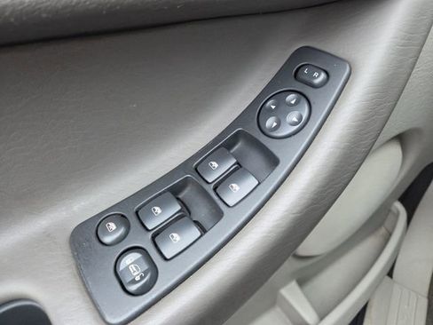 Used 2005 Chrysler Pacifica AWD w/ Cargo Convenience Group image 6