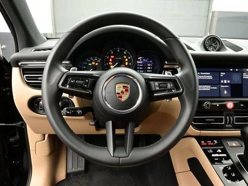 Certified 2025 Porsche Macan AWD/4WD image 8