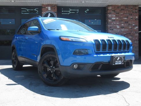 Used 2018 Jeep Cherokee Latitude w/ Altitude Package AWD/4WD image 2