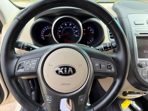 Used 2013 Kia Soul ! w/ Premium Pkg image 16