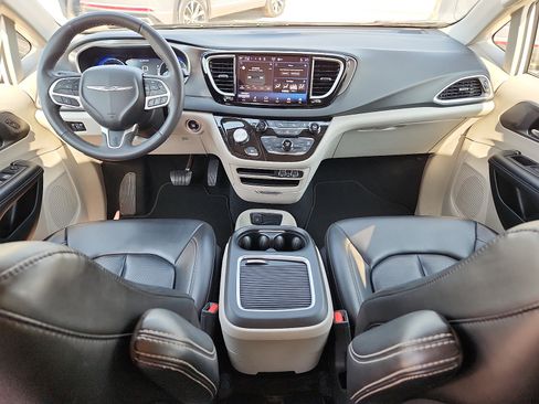 Used 2023 Chrysler Pacifica Touring-L FWD image 10