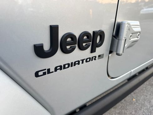 Used 2023 Jeep Gladiator Sport AWD/4WD image 10