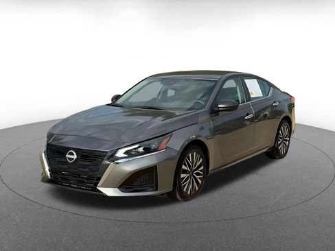 Used 2025 Nissan Altima 2.5 SV FWD image 6