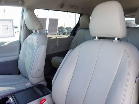 Used 2014 Toyota Sienna XLE image 25