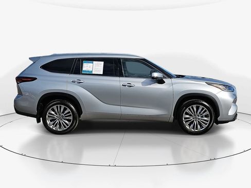 Used 2024 Toyota Highlander Platinum image 4