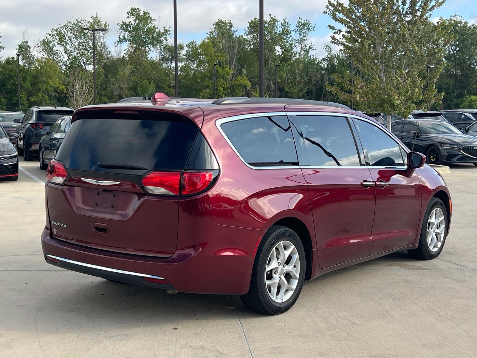 Used 2018 Chrysler Pacifica Touring Plus w/ Tire & Wheel Group FWD image 12