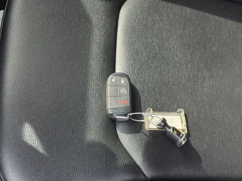 Used 2025 Jeep Compass Limited image 21