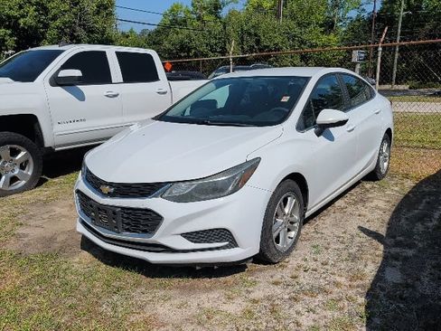 Used 2017 Chevrolet Cruze LT FWD image 1