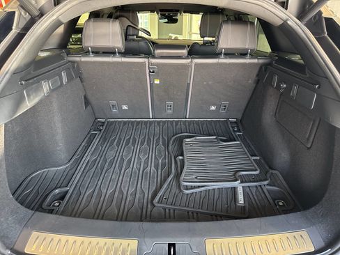 Used 2019 Land Rover Range Rover Velar R-Dynamic SE image 28