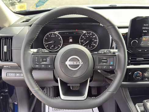 Used 2025 Nissan Pathfinder SL AWD/4WD image 8