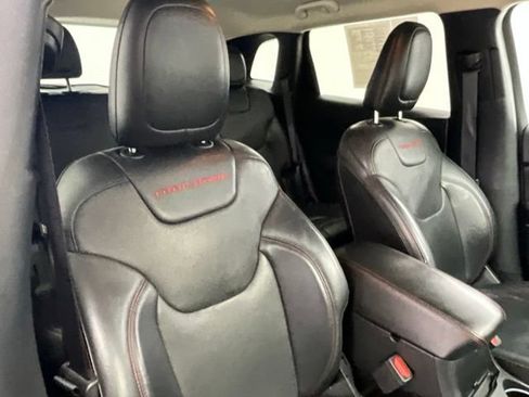 Used 2017 Jeep Cherokee Trailhawk AWD/4WD image 14