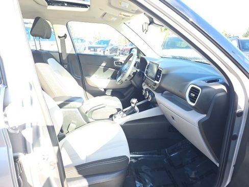 Used 2025 Hyundai Venue SEL image 22