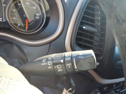 Used 2018 Jeep Cherokee Latitude w/ Cold Weather Group image 25