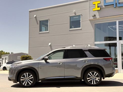 Used 2022 Nissan Pathfinder Platinum w/ Lighting Package (N93) AWD/4WD image 12