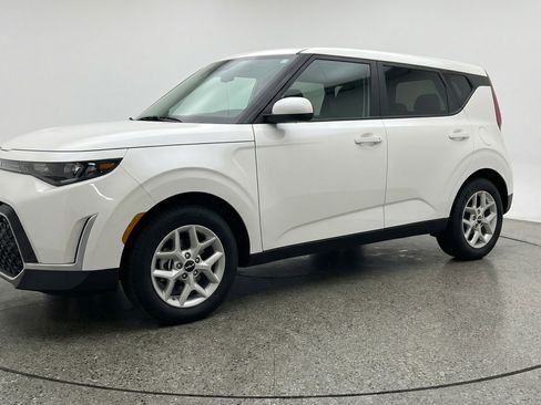 Used 2025 Kia Soul LX w/ LX Technology Package image 3