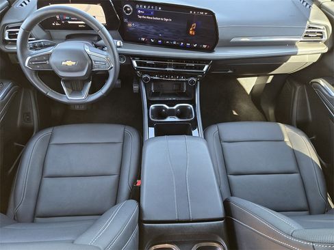 Used 2025 Chevrolet Traverse LT image 5