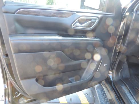 Used 2021 Chevrolet Tahoe Z71 w/ Rear Media and Nav Package image 15