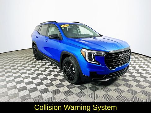Used 2024 GMC Terrain SLE w/ Driver Convenience Package image 3