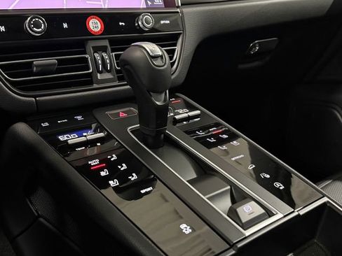 Certified 2026 Porsche Macan AWD/4WD image 18