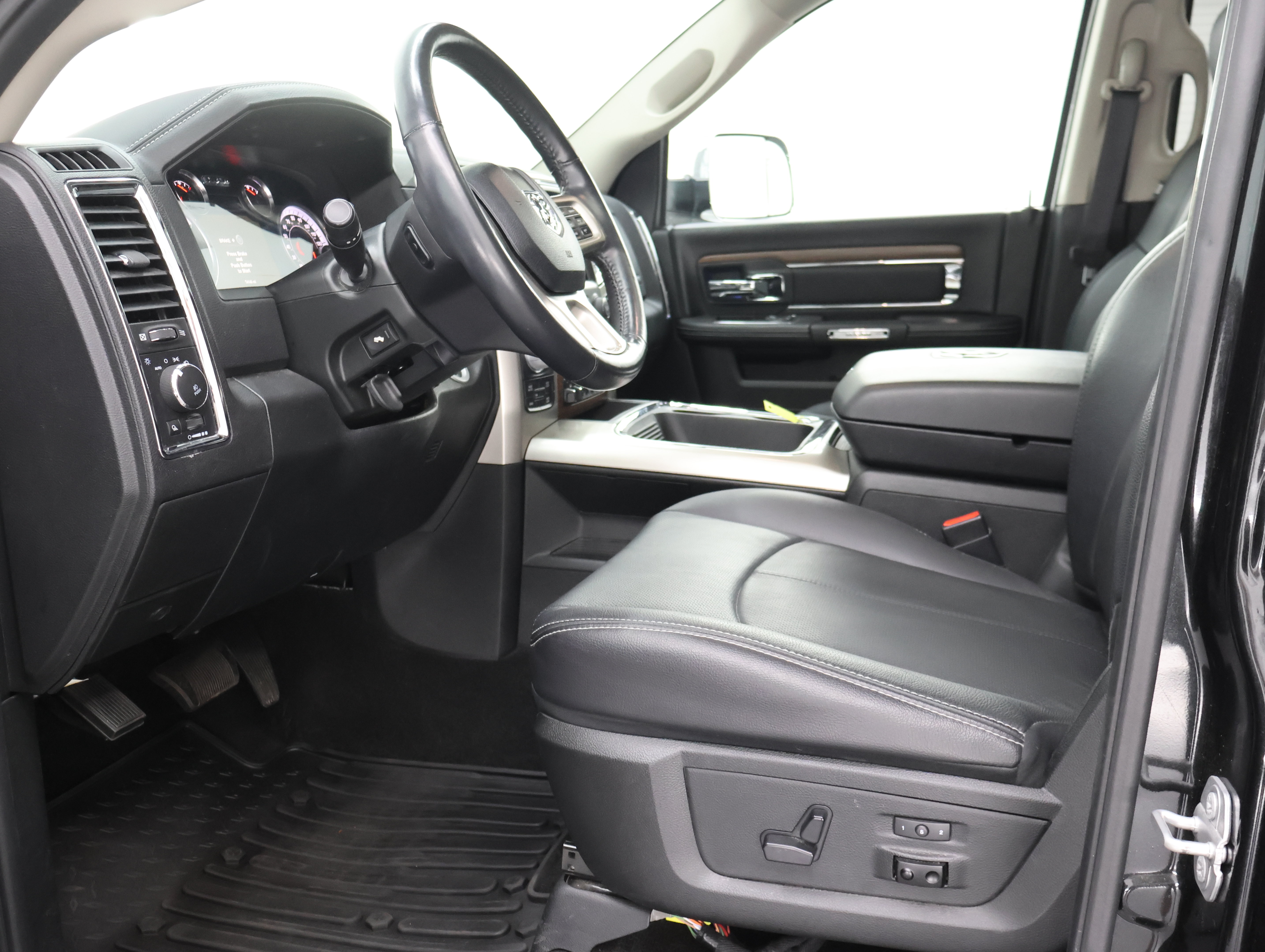 Used 2018 RAM 1500 Laramie w/ Convenience Group AWD/4WD image 8