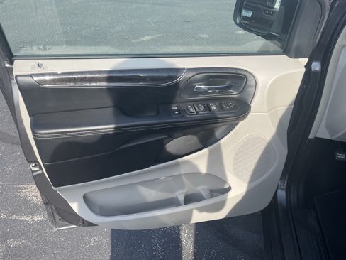 Used 2016 Chrysler Town & Country Touring FWD image 11