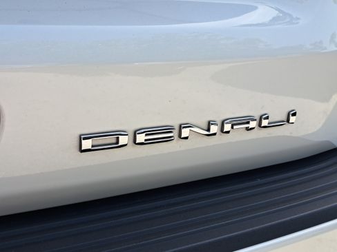 Used 2024 GMC Yukon XL Denali w/ Advanced Technology Package AWD/4WD image 8