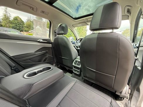 Used 2022 Volkswagen Taos SE w/ Panoramic Sunroof Package AWD/4WD image 17