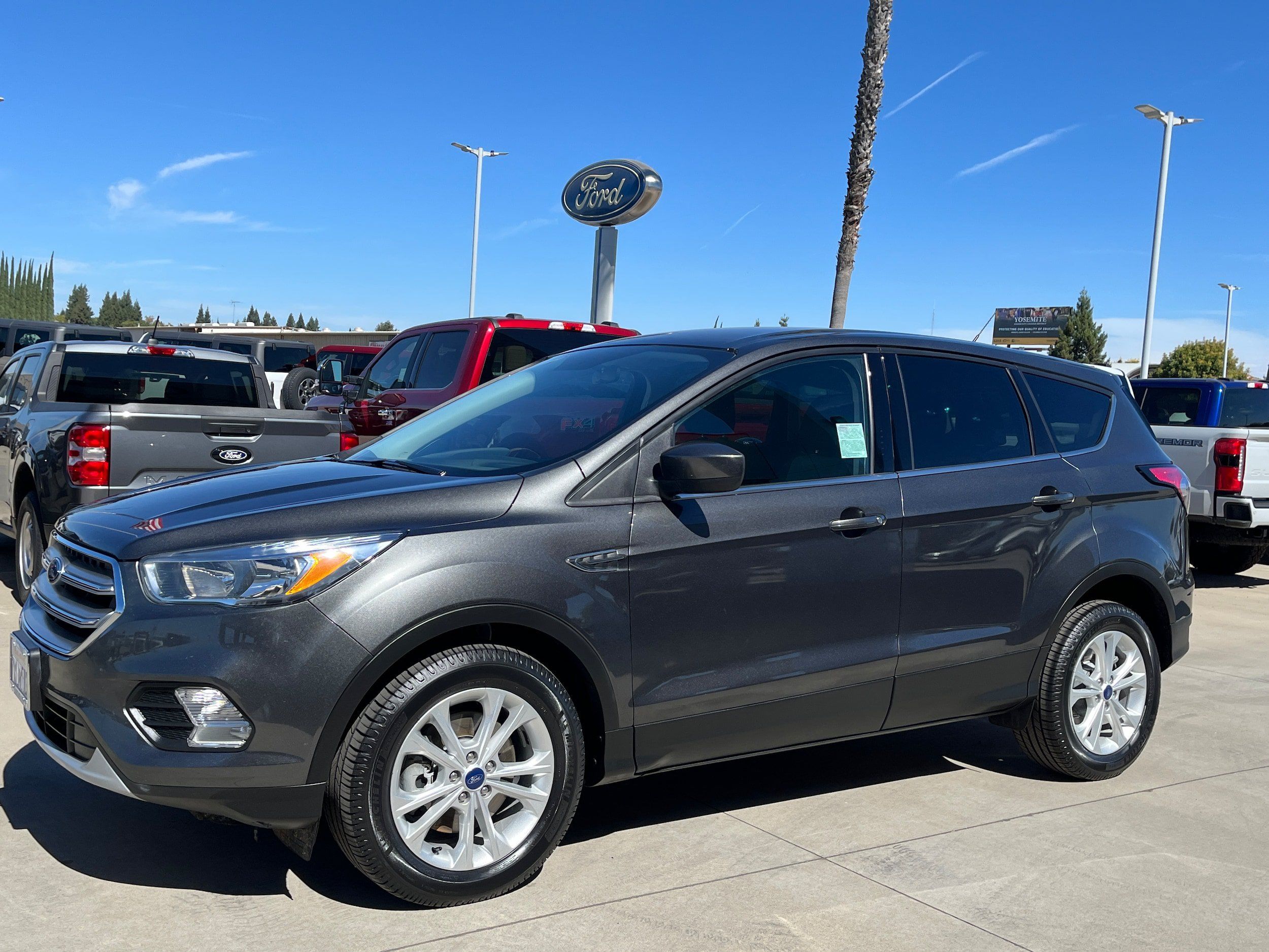 Used 2017 Ford Escape SE FWD image 2