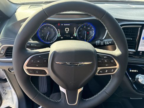 New 2026 Chrysler Pacifica Select image 18