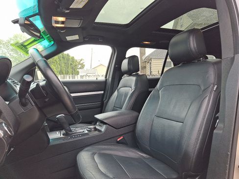 Used 2017 Ford Explorer XLT w/ Equipment Group 202A AWD/4WD image 13