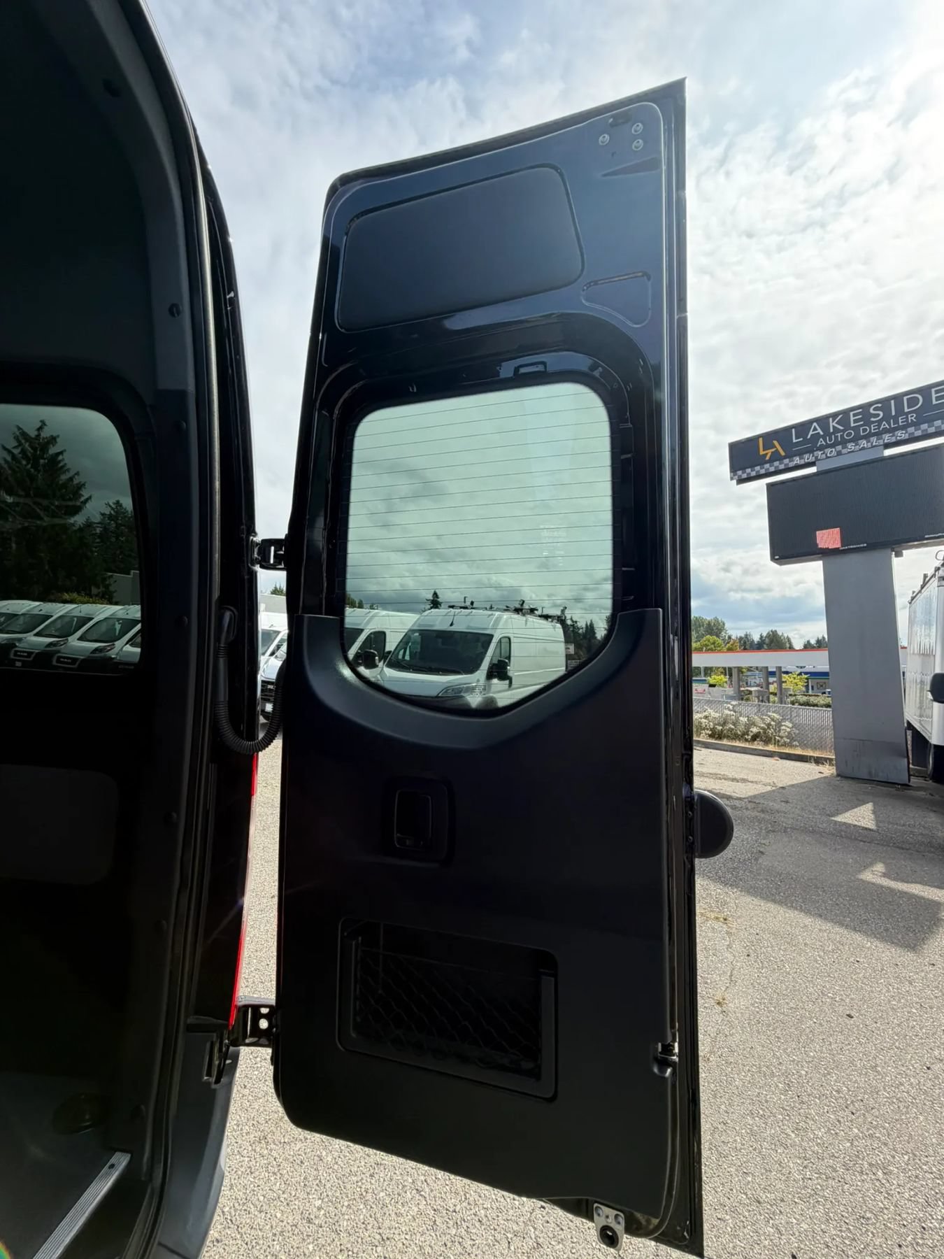 Used 2019 Mercedes-Benz Sprinter 2500 w/ Premium Package image 21
